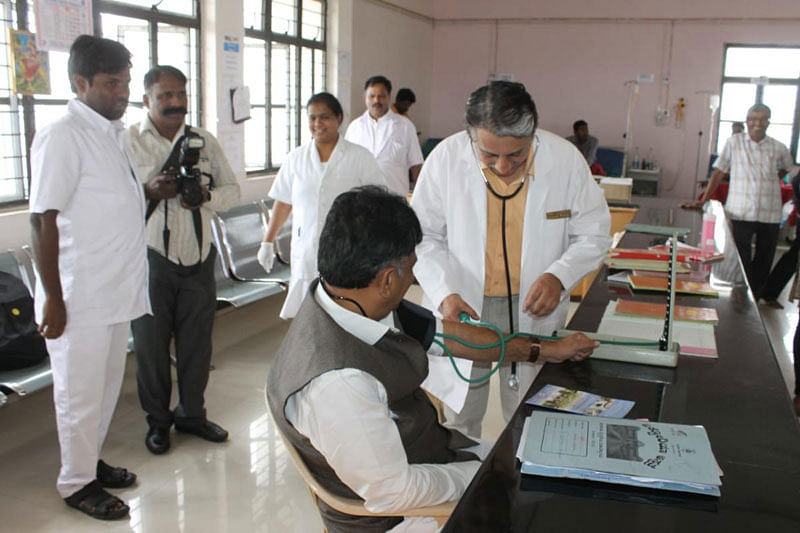 ಸಚಿವ ಡಿ.ಕೆ ಶಿವಕುಮಾರ್‌ ಅವರು ಶುಕ್ರವಾರ ವಿಕ್ಟೋರಿಯಾ ಆಸ್ಪತ್ರೆಯಲ್ಲಿ ರಕ್ತದೊತ್ತಡ ಪರೀಕ್ಷೆ ಮಾಡಿಸಿಕೊಂಡರು