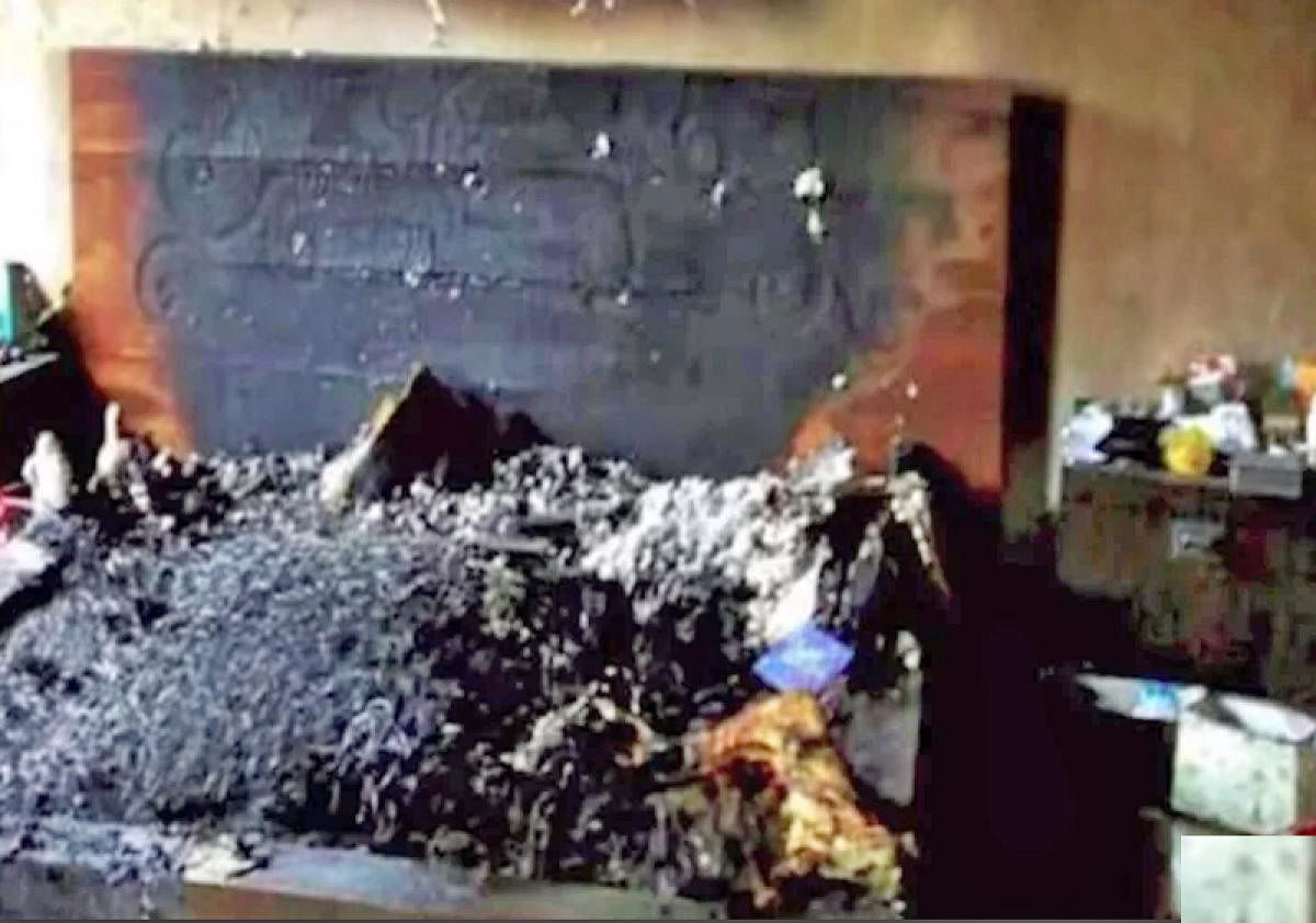 ಮೊಬೈಲ್‌ ಫೋನ್‌ ಸ್ಫೋಟದ ಪರಿಣಾಮ ಬೆಂಕಿಗೆ ಆಹುತಿಯಾಗಿರುವ ನಜ್ರಿನ್‌ ಅವರ ಕೋಣೆ