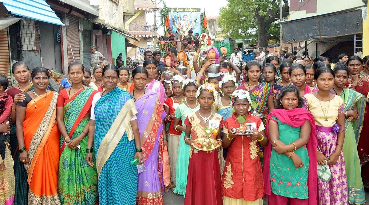 ಸಿರುಗುಪ್ಪದಲ್ಲಿ ಶುಕ್ರವಾರ ಗಂಗಾಮಾತೆಯ ಭಾವಚಿತ್ರದ ಭವ್ಯ ಮೆರವಣಿಗೆ ನಡೆಯಿತು.