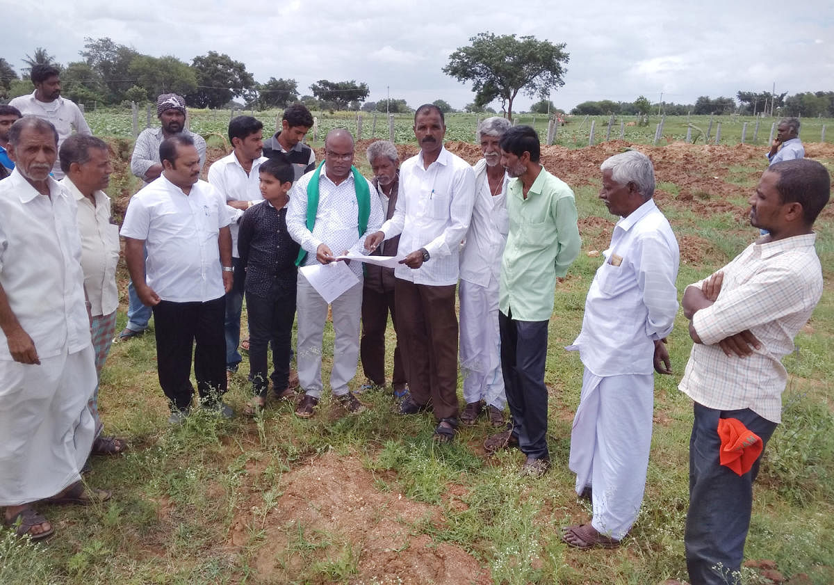 ಸ್ಥಳ ಪರಿಶೀಲನೆ ಮಾಡುತ್ತಿರುವ ಮುಖಂಡರು ಹಾಗೂ ಗ್ರಾಮಸ್ಥರು