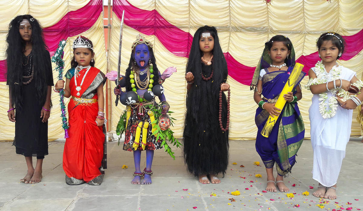 ಔರಾದ್ ಶಿಕ್ಷಕರ ಕಾಲೊನಿ ಸರ್ಕಾರಿ ಶಾಲೆ ಮಕ್ಕಳು ಪ್ರತಿಭಾ ಕಾರಂಜಿ ಛದ್ಮವೇಶ ಸ್ಪರ್ಧೆಯಲ್ಲಿ ಗಮನಸೆಳೆದರು
