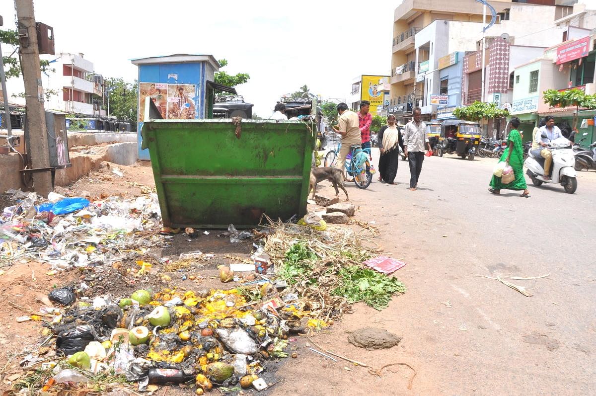 ಹೊಸಪೇಟೆಯ ಮೂರಂಗಡಿ ವೃತ್ತದಲ್ಲಿ ನಗರಸಭೆಯಿಂದ ಇಟ್ಟಿರುವ ತೊಟ್ಟಿಯ  ಹೊರಭಾಗದಲ್ಲಿ ತ್ಯಾಜ್ಯ ಸುರಿದು ಹೋಗಿರುವುದು