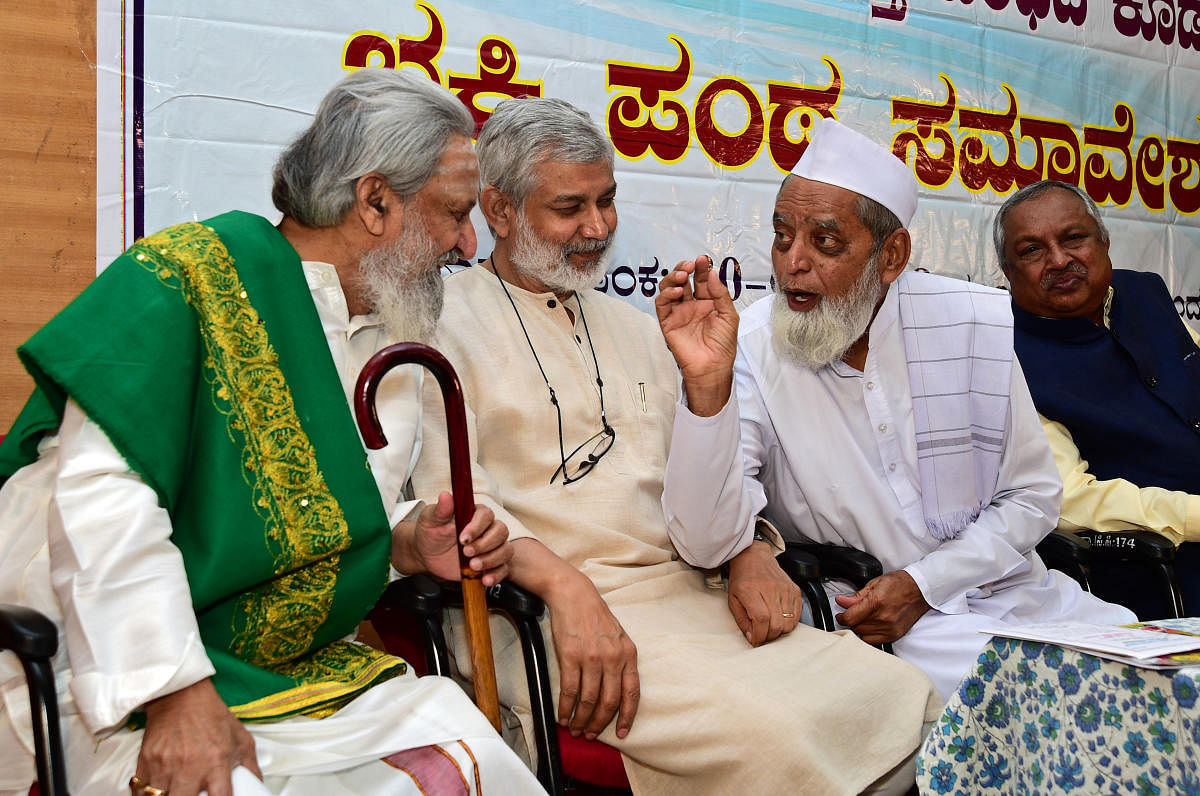 ನಗರದಲ್ಲಿ ಶನಿವಾರ ನಡೆದ ಭಕ್ತಿ ಪಂಥ ಸಮಾವೇಶದಲ್ಲಿ ಶಿವಕುಮಾರ ಸ್ವಾಮೀಜಿ ನಾಶೀಮಠ ಹಾಗೂ ಇಬ್ರಾಹಿಂ ಸುತಾರ ಅವರು ಪರಸ್ಪರ ಮಾತುಕತೆಯಲ್ಲಿ ತೊಡಗಿರುವುದು. ನಿವೃತ್ತ ಪೊಲೀಸ್‌ ಅಧಿಕಾರಿ ಡಾ.ಅಜಯಕುಮಾರ್ ಸಿಂಗ್, ನಿವೃತ್ತ ನ್ಯಾಯಮೂರ್ತಿ ಎಚ್‌.ಎನ್.ನಾಗಮೋಹನದಾಸ್ ಇದ್ದರು     –ಪ್ರಜಾವಾಣಿ ಚಿತ್ರ