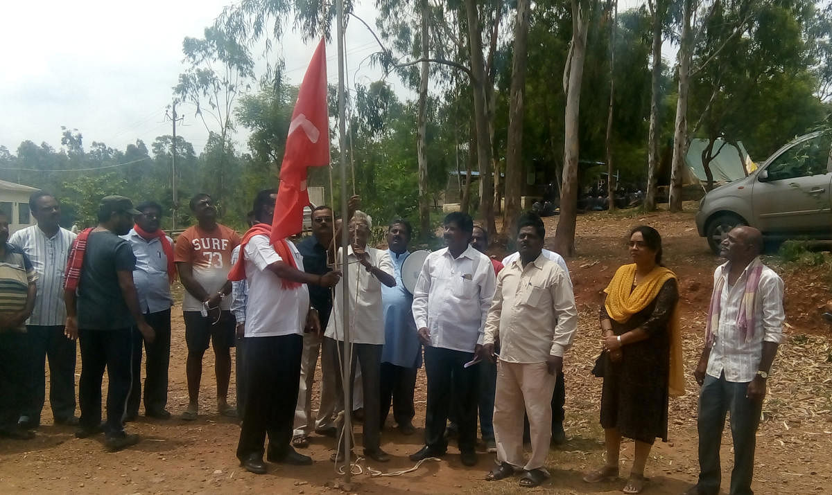 ಹರಿಹರ ತಾಲ್ಲೂಕಿನ ಕೊಂಡಜ್ಜಿ ಗ್ರಾಮದ ಸ್ಕೌಟ್ ಮತ್ತು ಗೈಡ್ ಕಟ್ಟಡದ ಆವರಣದಲ್ಲಿ ಭಾನುವಾರ ಸಿಪಿಐ ರಾಜ್ಯ ಮಂಡಳಿ ಸದಸ್ಯ ಆನಂದರಾಜ್ ಸಿಪಿಐ ಧ್ವಜಾರೋಹಣದ ಮೂಲಕ ಐದು ದಿನಗಳ ಸಿಪಿಐ ರಾಜ್ಯಮಟ್ಟದ ಅಧ್ಯಯನ ಶಿಬಿರಕ್ಕೆ ಚಾಲನೆ ನೀಡಿದರು.