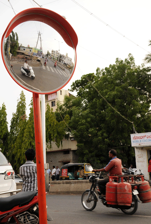 ಕಲಬುರ್ಗಿ ನಗರದಲ್ಲಿ ಅಳವಡಿಸಿರುವ ‘ಕಾನ್ವೆಕ್ಸ್‌ ಮಿರರ್‌’ನಲ್ಲಿ ಕಾಣುತ್ತಿರುವ ವಾಹನ ಸವಾರರ ಪ್ರತಿಬಿಂಬ