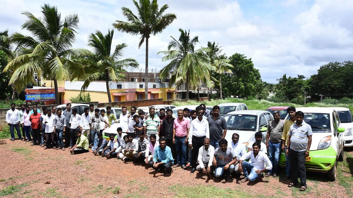 ನಗರ ಸೇವೆಗೆ ನಿರ್ಬಂಧ ವಿಧಿಸಿರುವುದನ್ನು ವಿರೋಧಿಸಿ ನಡೆದ ಸಭೆಯಲ್ಲಿ ಭಾಗವಹಿಸಿದ್ದ ಓಲಾ ಕ್ಯಾಬ್ ಚಾಲಕರು. ಪ್ರಜಾವಾಣಿ ಚಿತ್ರ