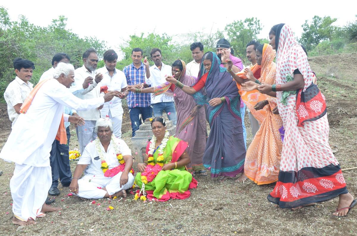 ಗ್ರಾ.ಪಂ. ಮಾಜಿ ಅಧ್ಯಕ್ಷ ಪವನಕುಮಾರ ಬಿ.ವಳಕೇರಿ, ಅವರ ಪತ್ನಿ, ಜಿ.ಪಂ ಮಾಜಿ ಉಪಾಧ್ಯಕ್ಷೆ ಅನಿತಾ ವಳಕೇರಿ ಅವರು ಕಲಬುರ್ಗಿ ತಾಲ್ಲೂಕು ನಂದಿಕೂರ ಗ್ರಾಮದ ರುದ್ರಭೂಮಿಯಲ್ಲಿ ಭಾನುವಾರ ವಿವಾಹ ವಾರ್ಷಿಕೋತ್ಸವ ಆಚರಿಸಿಕೊಂಡರು