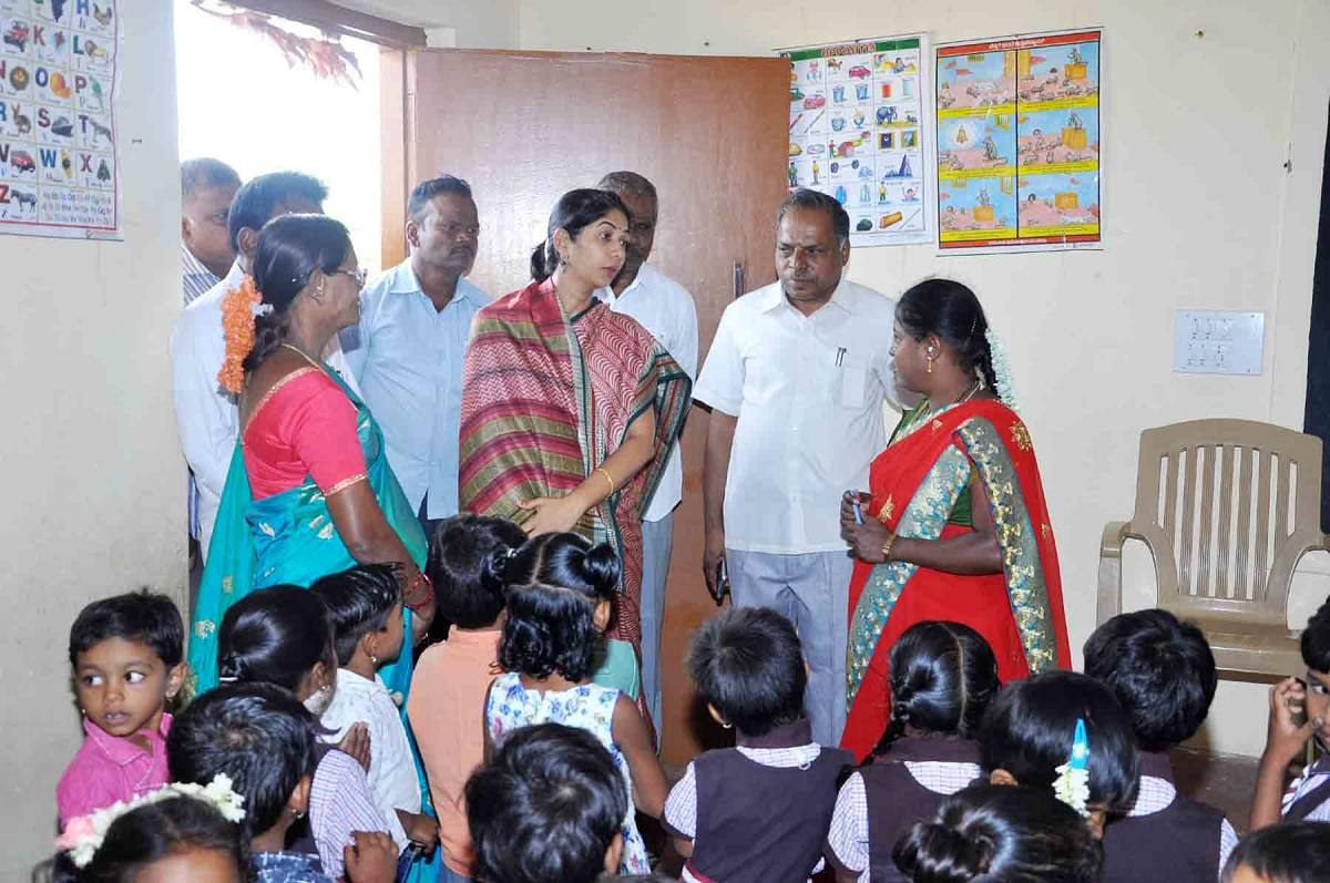 ಹಿರಿಯೂರು ತಾಲ್ಲೂಕಿನ ಹೊಸ ಯಳನಾಡು ಗ್ರಾಮದ ಸರ್ಕಾರಿ ಪಿಯು ಕಾಲೇಜಿಗೆ ಶುಕ್ರವಾರ ಭೇಟಿ ನೀಡಿದ್ದ ಪದವಿಪೂರ್ವ ಶಿಕ್ಷಣ ಇಲಾಖೆ ನಿರ್ದೇಶಕಿ ಶಿಖಾ ಅವರು ಶಿಕ್ಷಕಿಯೊಬ್ಬರ ಜತೆ ಮಾತುಕತೆ ನಡೆಸಿದರು.