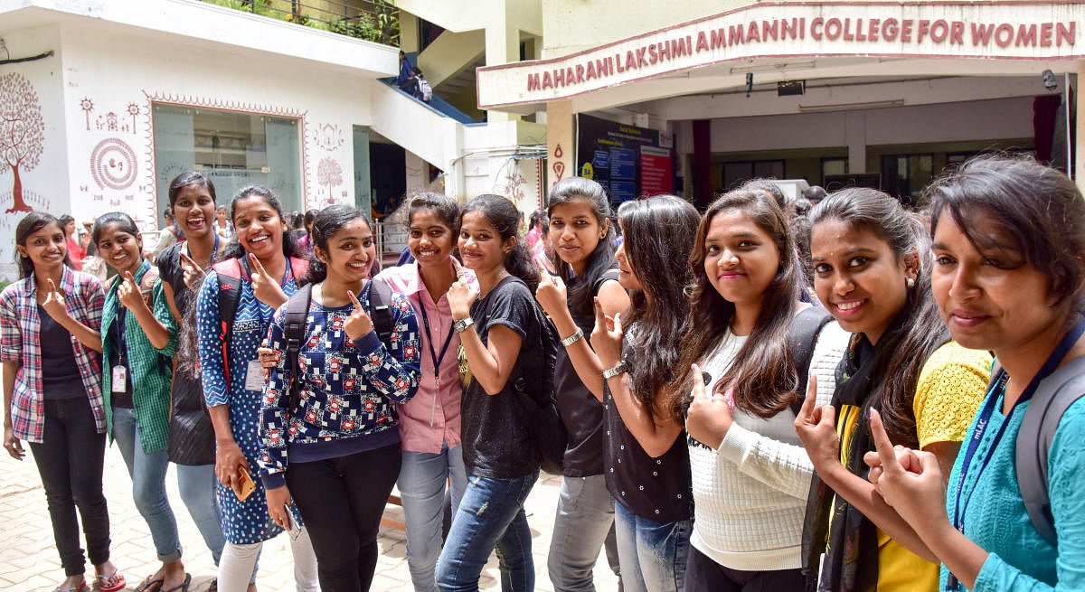 ಚುನಾವಣೆಯಲ್ಲಿ ಭಾಗವಹಿಸಿದ್ದ ವಿದ್ಯಾರ್ಥಿನಿಯರು –ಪ್ರಜಾವಾಣಿ ಚಿತ್ರ