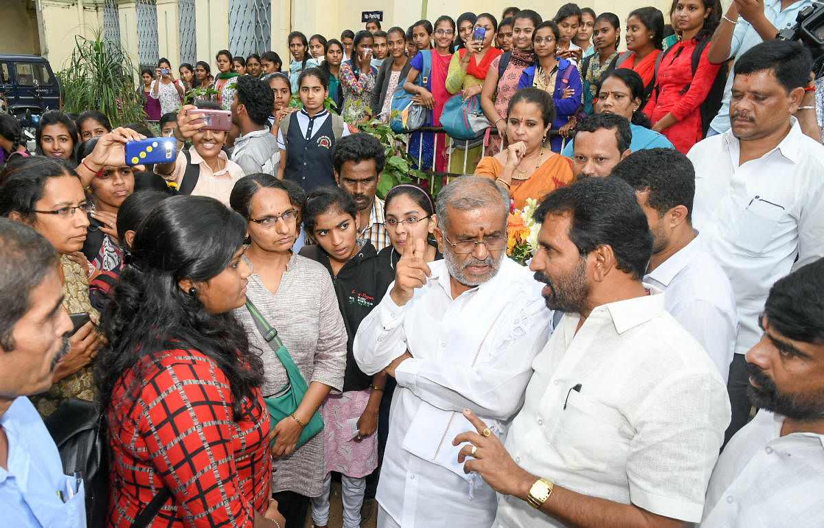 ಮಹಾರಾಣಿ ವಿಜ್ಞಾನ ಕಾಲೇಜಿಗೆ ಬುಧವಾರ ಭೇಟಿ ನೀಡಿದ ಉನ್ನತ ಶಿಕ್ಷಣ ಸಚಿವ ಜಿ.ಟಿ.ದೇವೇಗೌಡ ಪರಿಶೀಲನೆ ನಡೆಸಿದರು. ಶಾಸಕ ನಾಗೇಂದ್ರ ಇದ್ದಾರೆ