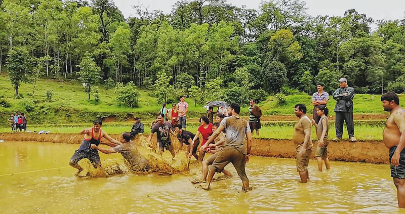 ಕೆಸರು ಗದ್ದೆಯಲ್ಲಿ ಕಬ್ಬಡ್ಡಿ ಆಟ. – (ಚಿತ್ರಗಳು: ಎನ್ವೀ ವೈದ್ಯಹೆಗ್ಗಾರ್‌)