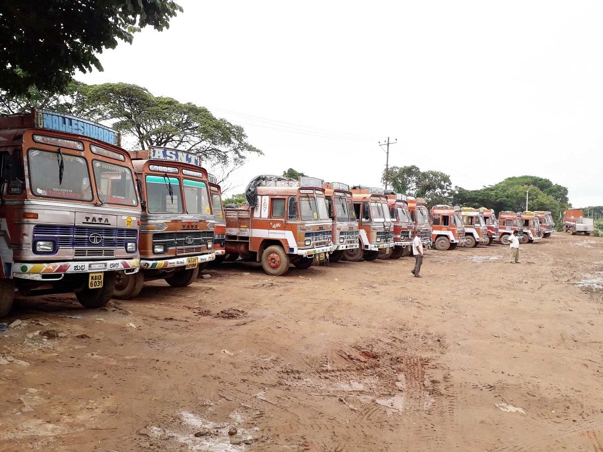 ಹಾಸನ ಜಿಲ್ಲೆಯಲ್ಲಿ ಲಾರಿ ಮುಷ್ಕರ ಹಿನ್ನೆಲೆ ರಾಜಘಟ್ಟ ಬಳಿ ಸಾಲಾಗಿ ನಿಂತಿರುವ ಲಾರಿಗಳು.