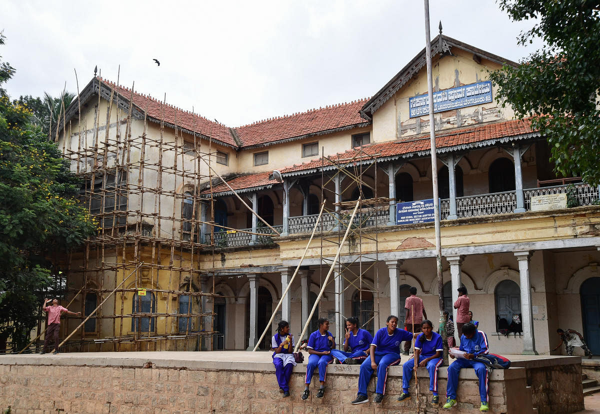 ನವೀಕರಣಗೊಳ್ಳುತ್ತಿರುವ ಚಾಮರಾಜಪೇಟೆಯ ಕೋಟೆ ಹೈಸ್ಕೂಲ್‌ನ ಕಟ್ಟಡ– ಚಿತ್ರ/ ಆನಂದ ಬಕ್ಷಿ