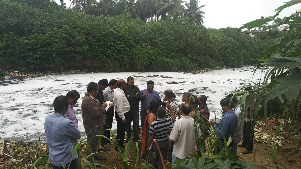 ವೃಷಭಾವತಿ ನದಿ ಪ್ರದೇಶವನ್ನು ಅಧಿಕಾರಿಗಳು ಮತ್ತು ಯುನೈಟೆಡ್‌ ಬೆಂಗಳೂರು ಸಂಘಟನೆ ಪದಾಧಿಕಾರಿಗಳು ಪರಿಶೀಲಿಸಿದರು