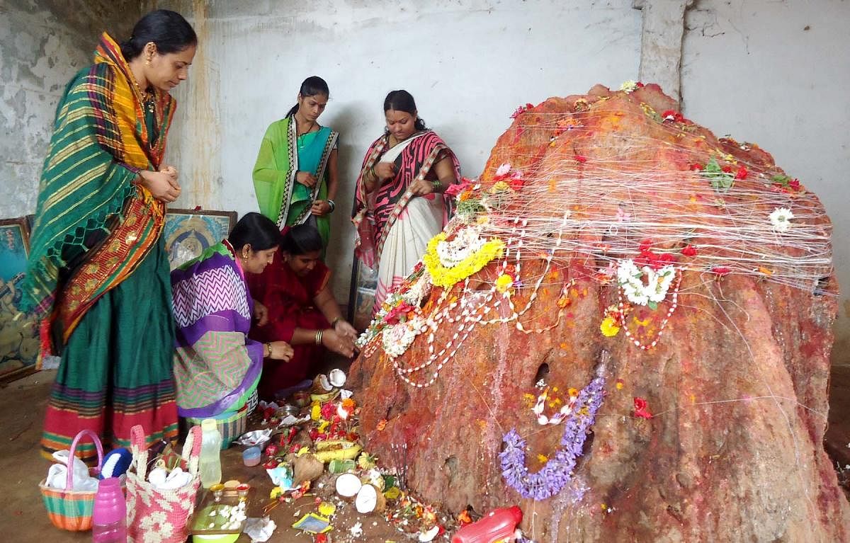 ವಿಜಯಪುರದ ಗುರಪ್ಪನಮಠದ ಬಳಿಯಿರುವ ಹುತ್ತಕ್ಕೆ ನಾಗರ ಪಂಚಮಿಯ ಅಂಗವಾಗಿ ಮಹಿಳೆಯರು ಪೂಜೆ ಸಲ್ಲಿಸಿದರು