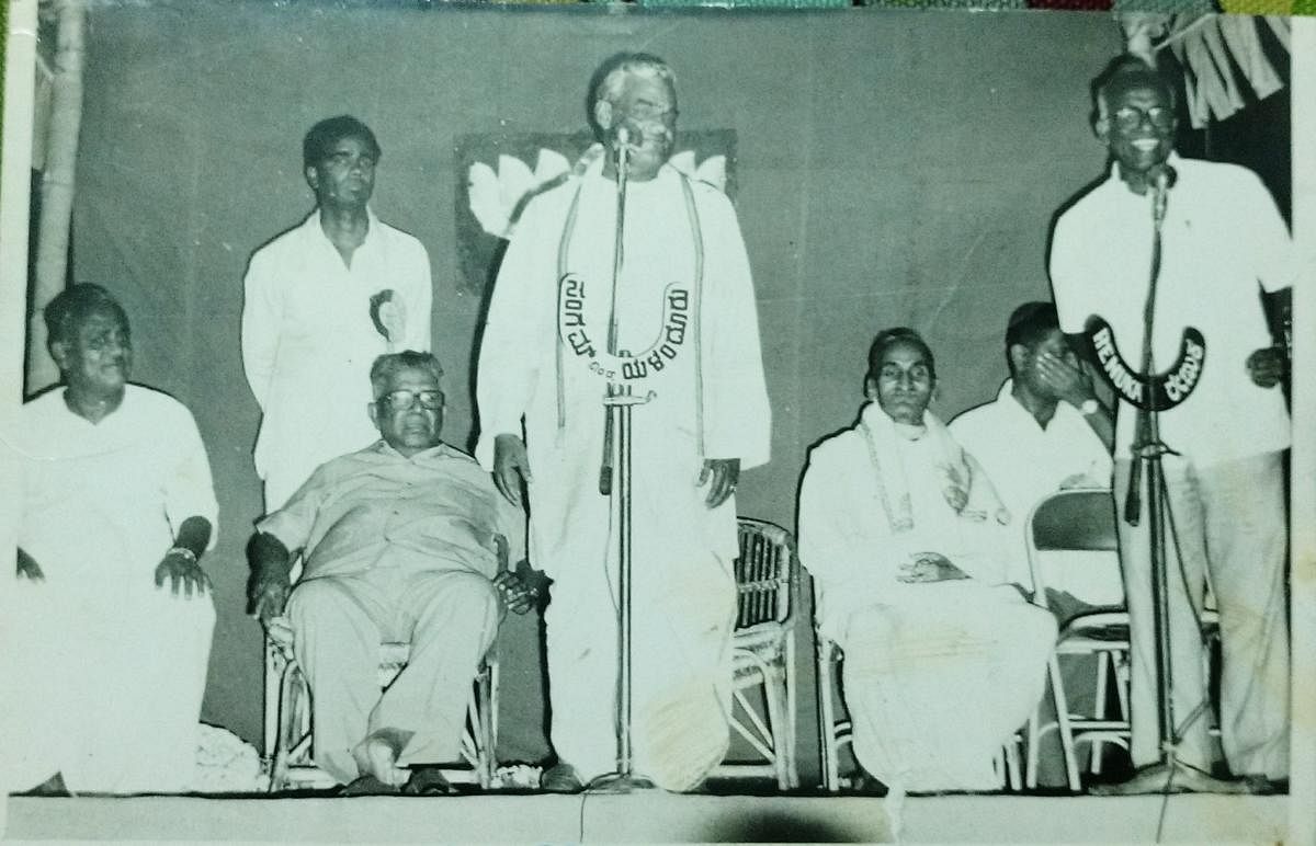 1982ರಲ್ಲಿ ಚಾಮರಾಜನಗರದಲ್ಲಿ ನಡೆದ ಸಾರ್ವಜನಿಕ ಸಭೆಯಲ್ಲಿ ಅಟಲ್‌ ಬಿಹಾರಿ ವಾಜಪೇಯಿ ಅವರು ಮಾತನಾಡುತ್ತಿರುವುದು. ಎಡ ಭಾಗದಲ್ಲಿ ನಿಂತಿರುವುದು ಗಣೇಶ್‌ ದೀಕ್ಷಿತ್‌ 