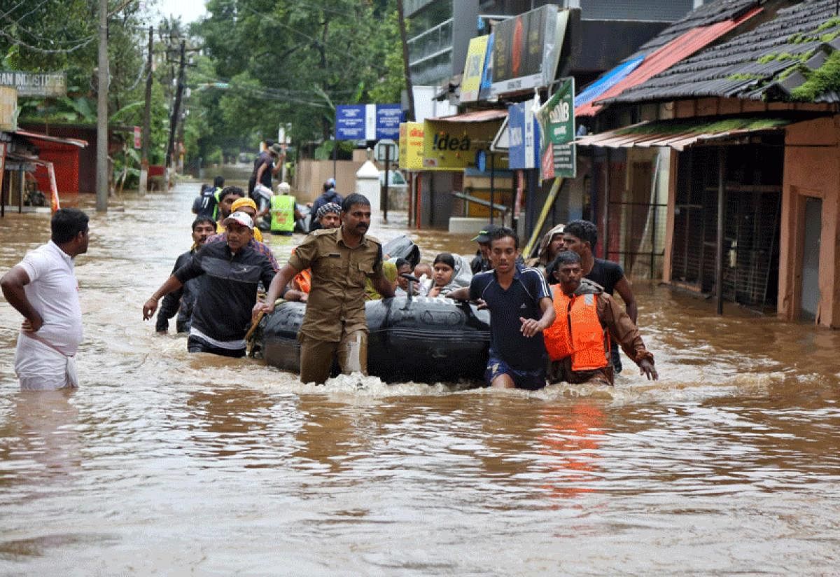 ಕೇರಳದ ಅಲುವಾದಲ್ಲಿ ಪ್ರವಾಹಪೀಡಿತ ಜಾಗದಿಂದ ಜನರನ್ನು ಸುರಕ್ಷಿತ ಪ್ರದೇಶಗಳಿಗೆ ಸ್ಥಳಾಂತರಿಸಲಾಗುತ್ತಿದೆ – ರಾಯಿಟರ್ಸ್ ಚಿತ್ರ