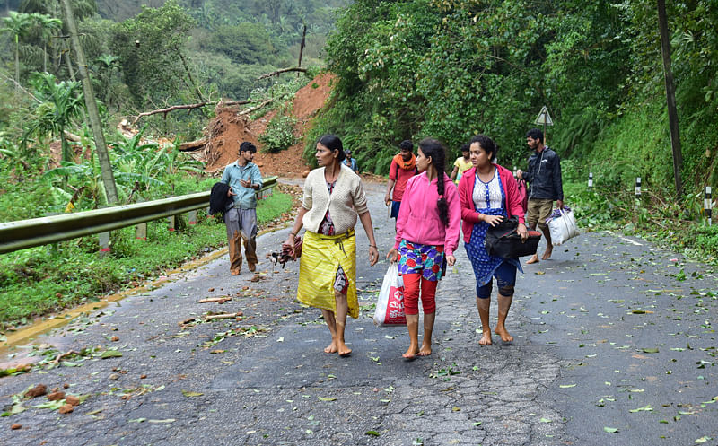 ಮಡಿಕೇರಿ ಸಮೀಪದ ಜೋಡಪಾಲದಲ್ಲಿ ಗುಡ್ಡ ಕುಸಿದಿದೆ. ರಸ್ತೆ ಸಂಪರ್ಕ ಕಳೆದುಕೊಂಡಿದ್ದು, ಸ್ಥಳೀಯರು ಪರದಾಡುವಂತಾಗಿದೆ. -ಪ್ರಜಾವಾಣಿ ಚಿತ್ರ