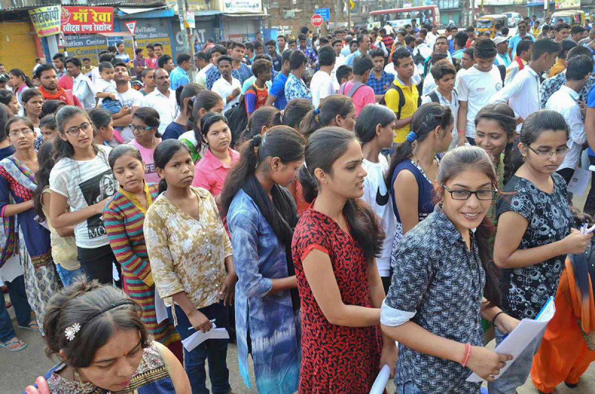 ಪರೀಕ್ಷೆ ಪ್ರವೇಶಕ್ಕಾಗಿ ಸಾಲಿನಲ್ಲಿ ನಿಂತಿರುವ ವಿದ್ಯಾರ್ಥಿಗಳು– ಸಾಂದರ್ಭಿಕ ಚಿತ್ರ