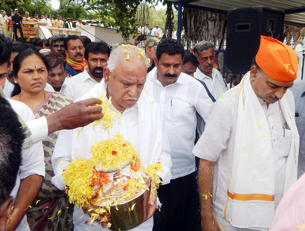 ಶ್ರೀರಂಗಪಟ್ಟಣದ ಪಶ್ಚಿಮವಾಹಿನಿ ಬಳಿ ಕಾವೇರಿ ನದಿಯಲ್ಲಿ ಮಾಜಿ ಪ್ರಧಾನಿ ಅಟಲ್ ಬಿಹಾರಿ ವಾಜಪೇಯಿ ಚಿತಾಭಸ್ಮವನ್ನು ಬುಧವಾರ ವಿಸರ್ಜಿಸಲು ತಂದ ಬಿ.ಎಸ್‌.ಯಡಿಯೂರಪ್ಪ