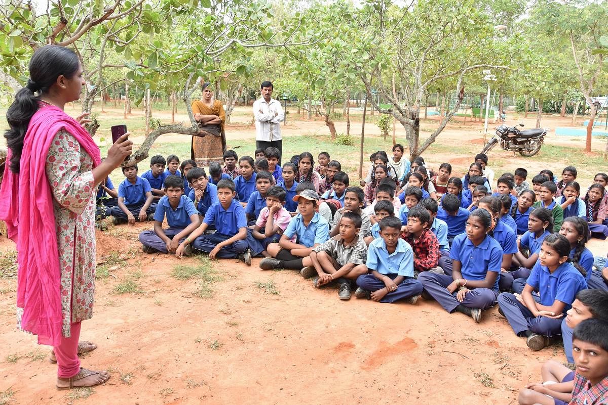 ಚಿಕ್ಕಬಳ್ಳಾಪುರ ಹೊರವಲಯದ ಸೂಲಾಲಪ್ಪನ ದಿನ್ನೆ ಅರಣ್ಯ ಪ್ರದೇಶದಲ್ಲಿರುವ ಸಸ್ಯೋದ್ಯಾನದಲ್ಲಿ ವಿದ್ಯಾರ್ಥಿಗಳಿಗೆ ಅರಣ್ಯ ಇಲಾಖೆ ಸಿಬ್ಬಂದಿ ಪರಿಸರ ಸಂರಕ್ಷಣೆಯ ಪಾಠ ಮಾಡಿದರು.