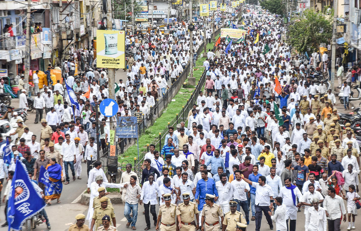 ಸಂವಿಧಾನದ ಪ್ರತಿಯನ್ನು ಸುಟ್ಟು ಹಾಕಿರುವ ಆರೋಪಿಗಳಿಗೆ ಕಠಿಣ ಶಿಕ್ಷೆ ವಿಧಿಸುವಂತೆ ಆಗ್ರಹಿಸಿ ಕಲಬುರ್ಗಿಯಲ್ಲಿ ಶನಿವಾರ ಸಂವಿಧಾನ ರಕ್ಷಣಾ ಸಮಿತಿ ನೇತೃತ್ವದಲ್ಲಿ ಪ್ರತಿಭಟನಾ ರ್‍ಯಾಲಿ ಜರುಗಿತು