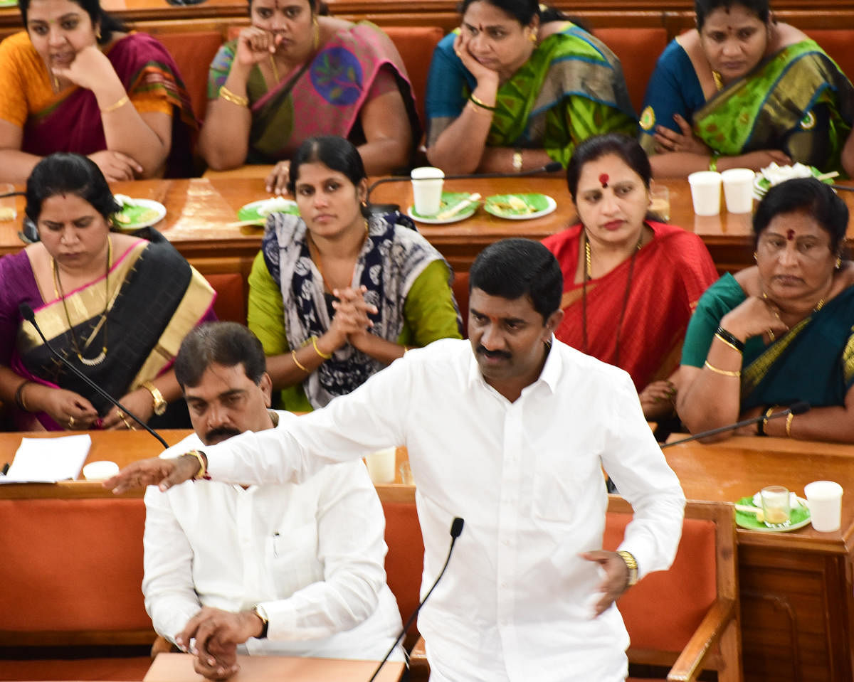 ಪಾಲಿಕೆ ಸಭೆಯಲ್ಲಿ ಸೋಮವಾರ ಆಡಳಿತ ಪಕ್ಷದ ನಾಯಕ ಎಂ.ಶಿವರಾಜ್‌ ಮಾತನಾಡಿದರು–ಪ್ರಜಾವಾಣಿ ಚಿತ್ರ