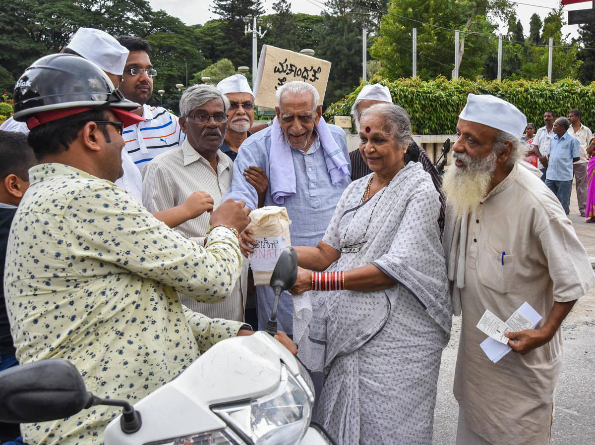 ಸಹಿಷ್ಣುತೆಗಾಗಿ ಸಾಹಿತ್ಯ ಸಮ್ಮೇಳನ ಅಂಗವಾಗಿ ಸ್ವಾತಂತ್ರ್ಯ ಹೋರಾಟಗಾರ ಎಚ್.ಎಸ್.ದೊರೆಸ್ವಾಮಿ, ಸಾಹಿತಿ ಡಾ.ವಿಜಯಾ, ರಂಗಕರ್ಮಿ ಪ್ರಸನ್ನ ಮತ್ತು ಇತರರು ಮಹಾತ್ಮ ಗಾಂಧಿ ರಸ್ತೆಯ ಗಾಂಧಿ ಪ್ರತಿಮೆ ಮುಂದೆ ಮಂಗಳವಾರ ದೇಣಿಗೆ ಸಂಗ್ರಹಿಸಿದರು–ಪ್ರಜಾವಾಣಿ ಚಿತ್ರ