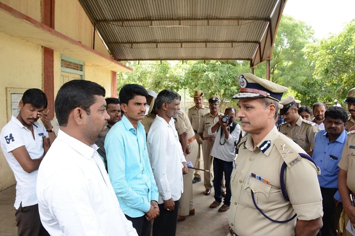 ವಿಜಯಪುರದ ಚಿಂತನಾ ಹಾಲ್‌ನ ಆವರಣದಲ್ಲಿ ಬುಧವಾರ ರೌಡಿಶೀಟರ್‌ಗಳ ವಿಚಾರಣೆ ನಡೆಸಿದ ಉತ್ತರ ವಲಯ ಐಜಿಪಿ ಅಲೋಕ್‌ಕುಮಾರ್‌