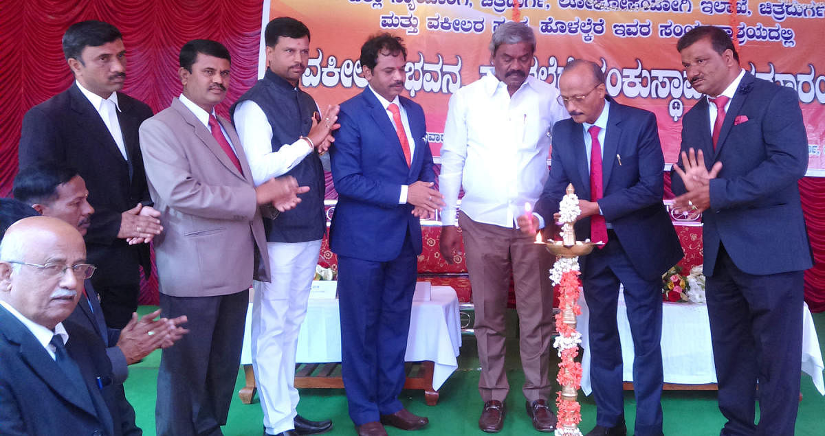 ಹೊಳಲ್ಕೆರೆಯಲ್ಲಿ ಶನಿವಾರ ಹೈಕೋರ್ಟ್ ನ್ಯಾಯಮೂರ್ತಿ ಜಾನ್ ಮೈಕಲ್ ಕುನ್ಹಾ ವಕೀಲರ ಭವನಕ್ಕೆ ಶಂಕುಸ್ಥಾಪನೆ ನೆರವೇರಿಸಿದರು. ಜಿಲ್ಲಾ ಸೆಷನ್ಸ್ ನ್ಯಾಯಾಧೀಶ ಎಸ್.ಬಿ.ವಸ್ತ್ರಮಠ, ಶಾಸಕ ಎಂ.ಚಂದ್ರಪ್ಪ ಇದ್ದರು.