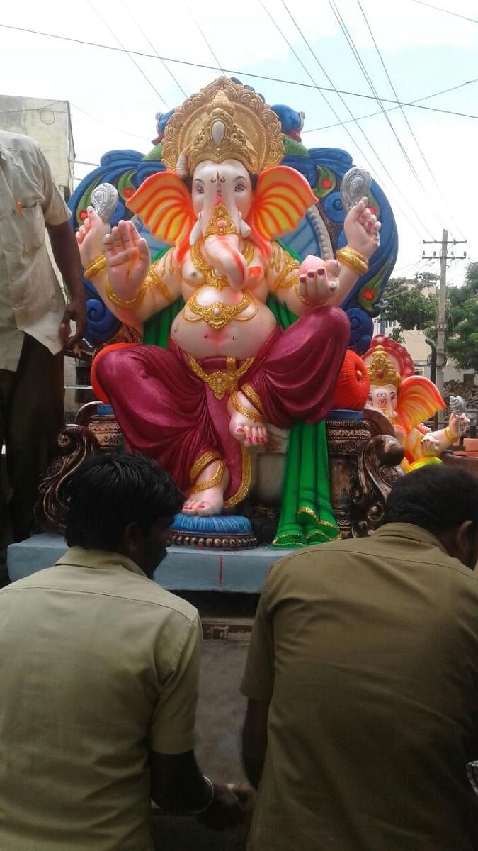 ಗುಳೇದಗುಡ್ಡದಲ್ಲಿ ಬುಧವಾರ ಪ್ಲಾಸ್ಟರ್ ಆಫ್ ಪ್ಯಾರಿಸ್ ಮೂರ್ತಿಗಳನ್ನು ಅಧಿಕಾರಿಗಳು ಮುಟ್ಟುಗೋಲು ಹಾಕಿ ಕೊಂಡೊಯ್ದರು