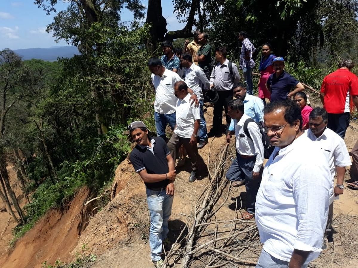 ಮಳೆ ಹಾನಿ ಪ್ರದೇಶಗಳಿಗೆ ಕಾಂಗ್ರೆಸ್‌ ಮುಖಂಡರು ಭೇಟಿ ನೀಡಿ ಪರಿಶೀಲಿಸಿದರು