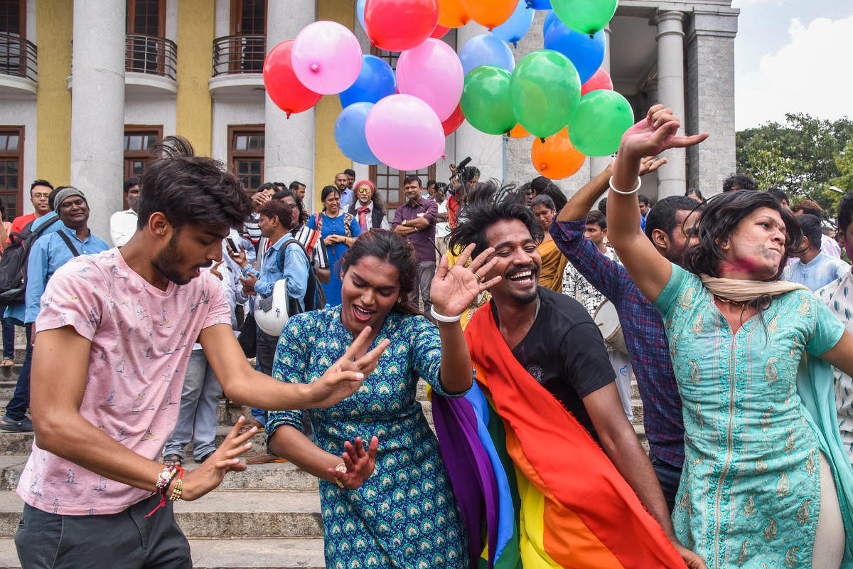 ಬೆಂಗಳೂರಿನ ಪುರಭವನದ ಮುಂದೆ ಲೈಂಗಿಕ ಅಲ್ಪಸಂಖ್ಯಾತ ಸಮುದಾಯದವರು ಸಂಭ್ರಮಿಸಿದರು –ಪ್ರಜಾವಾಣಿ ಚಿತ್ರ