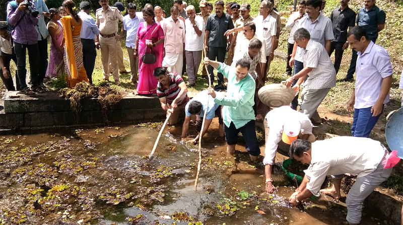 ಶಿರಸಿ ತಾಲ್ಲೂಕಿನ ಸೋಂದಾದ ಹುಣಸೆಹೊಂಡದಲ್ಲಿ ನಡೆದ 'ಸ್ವಚ್ಛತಾ ಹೀ ಸೇವಾ' ಕಾರ್ಯಕ್ರಮದಲ್ಲಿ ಕೇಂದ್ರ ಸಚಿವ ಅನಂತಕುಮಾರ ಹೆಗಡೆ ಅವರು ಭಾಗವಹಿಸಿದರು. -ಪ್ರಜಾವಾಣಿ ಚಿತ್ರ