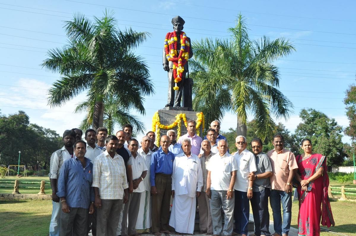 ಮಂಡ್ಯದಲ್ಲಿ ಶನಿವಾರ ವಿಶ್ವೇಶ್ವರಯ್ಯ ಪ್ರತಿಮೆಗೆ ಮಾಲಾರ್ಪಣೆ ಮಾಡುವ ಮೂಲಕ ಬ್ರಾಹ್ಮಣ ಸಭಾ ಜಿಲ್ಲಾ ಘಟಕದ ಸದಸ್ಯರು ವಿಶ್ವೇಶ್ವರಯ್ಯ ಜಯಂತಿ ಆಚರಣೆ ಮಾಡಿದರು