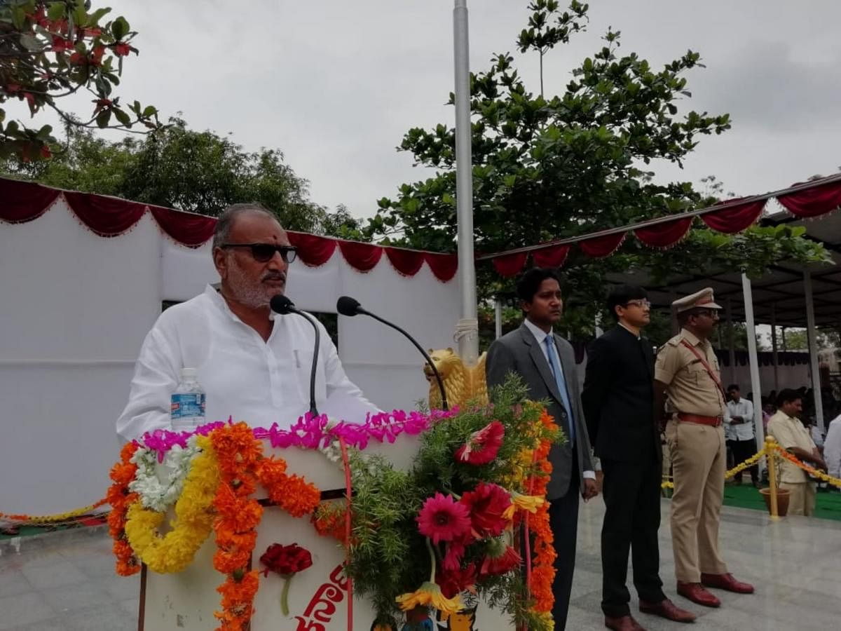 ರಾಯಚೂರು ಜಿಲ್ಲಾ ಪೊಲೀಸ್‌ ಮೈದಾನದಲ್ಲಿ ಸೋಮವಾರ ನಡೆದ ಹೈದರಾಬಾದ್‌ ಕರ್ನಾಟಕ ವಿಮೋಚನಾ ದಿನಾಚರಣೆ ಸಮಾರಂಭದಲ್ಲಿ ಜಿಲ್ಲಾ ಉಸ್ತುವಾರಿ ಸಚಿವ ವೆಂಕಟರಾವ್‌ ನಾಡಗೌಡ ಅವರು ರಾಷ್ಟ್ರಧ್ವಜಾರೋಹಣ ನೆರವೇರಿಸಿ ಮಾತನಾಡಿದರು