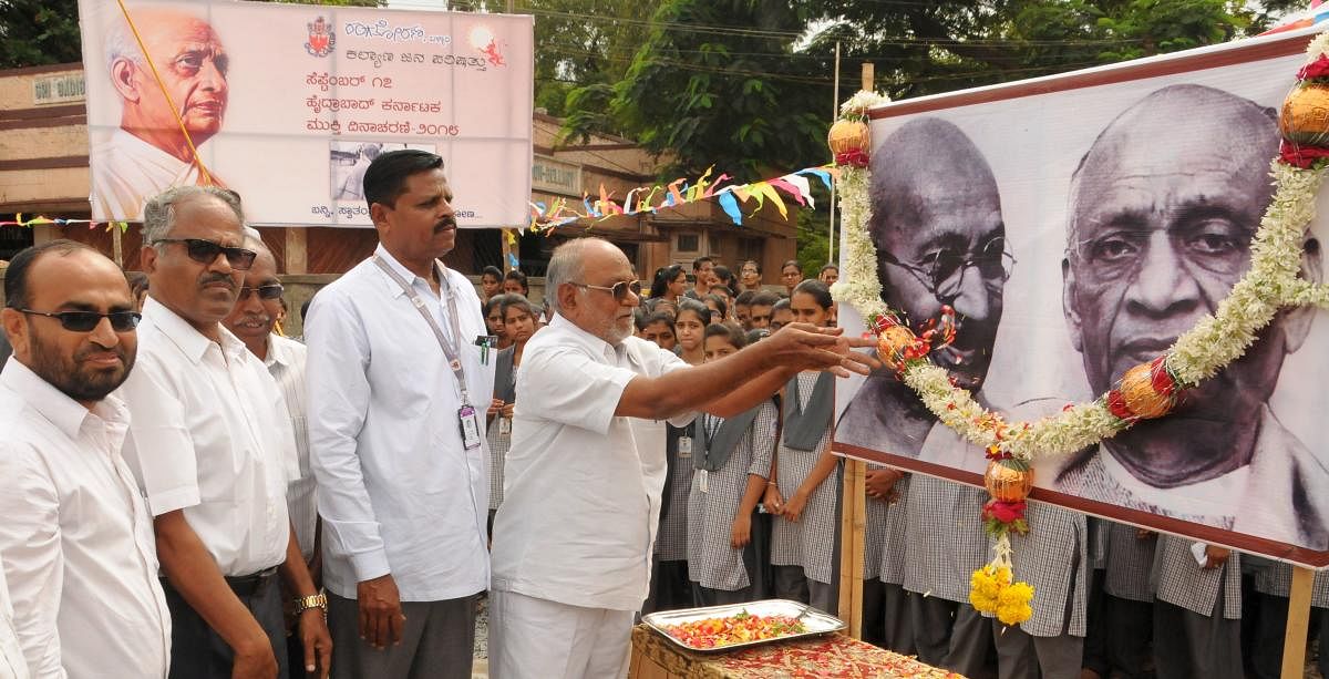 ಬಳ್ಳಾರಿಯ ಇಂದಿರಾ ವೃತ್ತದಲ್ಲಿ ಸೋಮವಾರ ರಂಗತೋರಣ ಸಂಸ್ಥೆ ಹಾಗೂ ಕಲ್ಯಾಣ ಜನ ಪರಿಷತ್ತು ಏರ್ಪಡಿಸಿದ್ದ ಹೈ–ಕ ವಿಮೋಚನಾ ದಿನಾಚರಣೆಯಲ್ಲಿ ಮಹಾತ್ಮ ಗಾಂಧೀಜಿ ಮತ್ತು ಸರ್ದಾರ್‌ ವಲ್ಲಭಾಬಾಯಿ ಪಟೇಲ್‌ ಅವರ ಭಾವಚಿತ್ರಕ್ಕೆ ಚಿಂತಕ ಸಿ.ಚನ್ನಬಸವಣ್ಣ ಪುಷ್ಪನಮನ ಸಲ್ಲಿಸಿದರು,