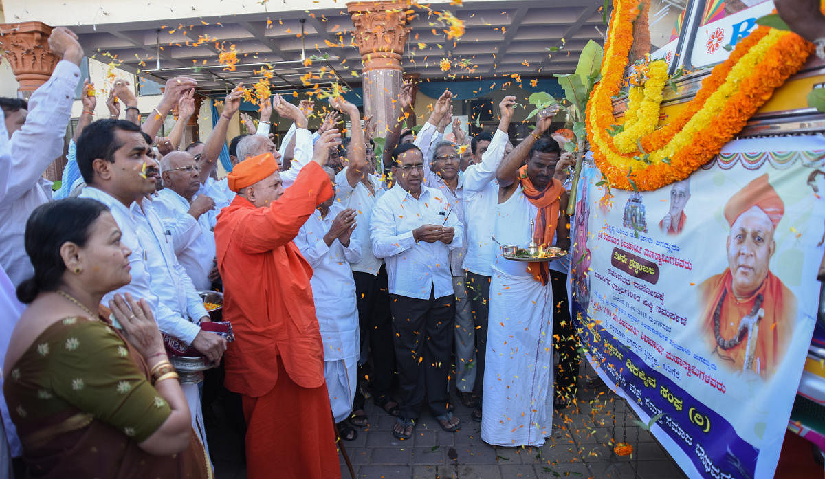 ಶಿವಕುಮಾರ ಶಿವಾಚಾರ್ಯ ಸ್ವಾಮೀಜಿ 26ನೇ ಶ್ರದ್ಧಾಂಜಲಿ ಸಮಾರಂಭದ ದಾಸೋಹಕ್ಕೆ ದಾವಣಗೆರೆಯಲ್ಲಿ ಮಂಗಳವಾರ ಹಮ್ಮಿಕೊಂಡಿದ್ದ ಭಕ್ತಿ (ಅಕ್ಕಿ) ಸಮರ್ಪಿಸುವ ಸಮಾರಂಭದಲ್ಲಿ ಡಾ. ಶಿವಮೂರ್ತಿ ಶಿವಾಚಾರ್ಯ ಸ್ವಾಮೀಜಿ ಅಕ್ಕಿ ತುಂಬಿದ್ದ ಲಾರಿಗೆ ಪುಷ್ಪಾರ್ಚನೆ ಮಾಡಿದರು.