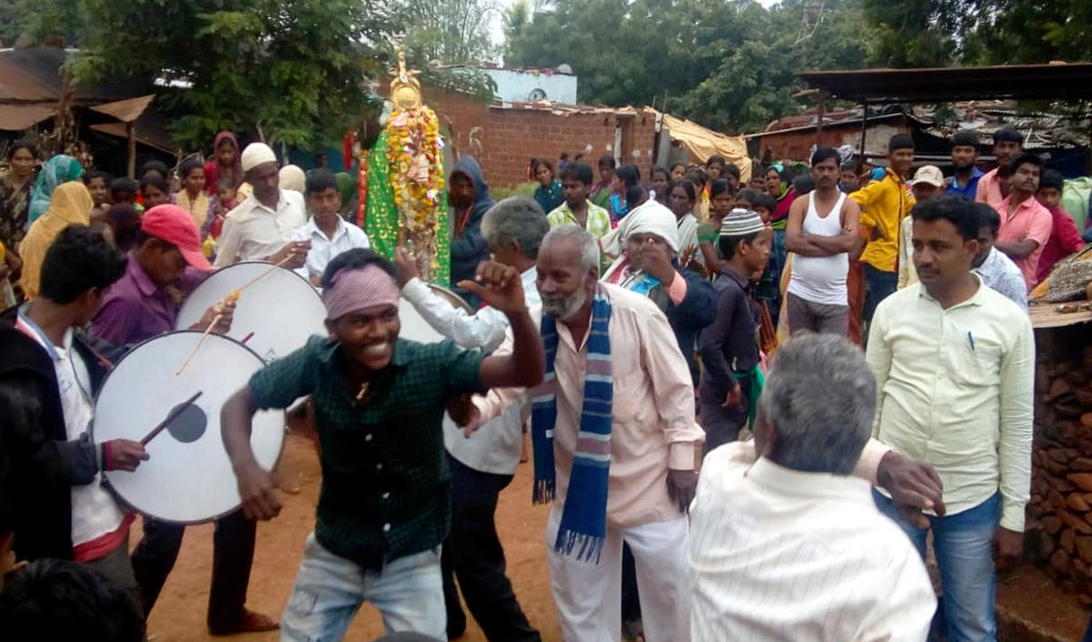 ಚಿಟಗುಪ್ಪ ತಾಲ್ಲೂಕಿನ ಶಾಮತಾಬಾದ್ ಗ್ರಾಮದಲ್ಲಿ ಶುಕ್ರವಾರ ನಡೆದ ಮೊಹರಂ ಆಚರಣೆಯಲ್ಲಿ ಯುವಕರು ಪೀರ್ ಮೆರವಣಿಗೆಯಲ್ಲಿ ಕುಣಿದು ಕುಪ್ಪಳಿಸಿ ಸಂಭ್ರಮಿಸಿದರು