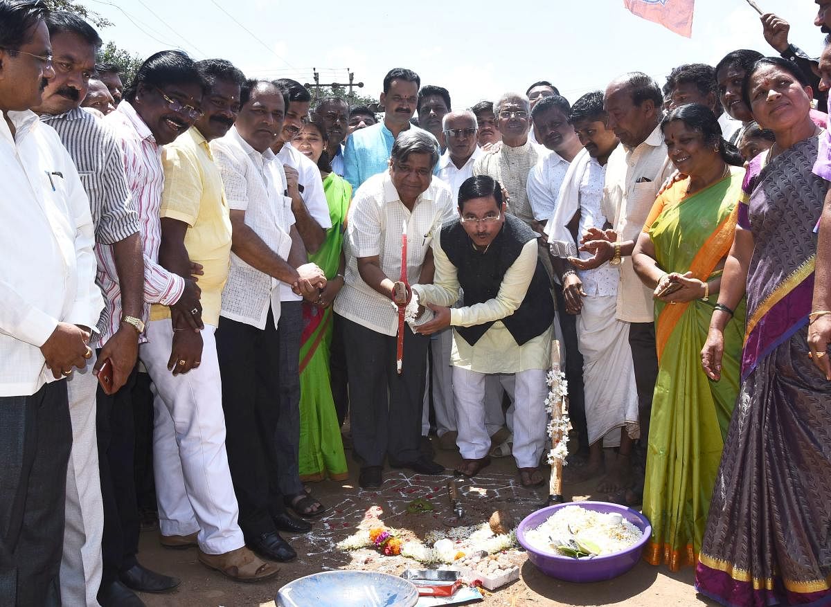 ಹುಬ್ಬಳ್ಳಿಯ ಅಂಚಟಗೇರಿಯಿಂದ ರಿಂಗ್ ರಸ್ತೆ ವರೆಗಿನ ಚತುಷ್ಪಥ ರಸ್ತೆ ಕಾಮಗಾರಿಗೆ ಶಾಸಕ ಜಗದೀಶ ಶೆಟ್ಟರ್ ಹಾಗೂ ಸಂಸದ ಪ್ರಹ್ಲಾದ ಜೋಶಿ ಗುದ್ದಲಿ ಪೂಜೆ ನೆರವೇರಿಸಿದರು. ಪ್ರಜಾವಾಣಿ ಚಿತ್ರ