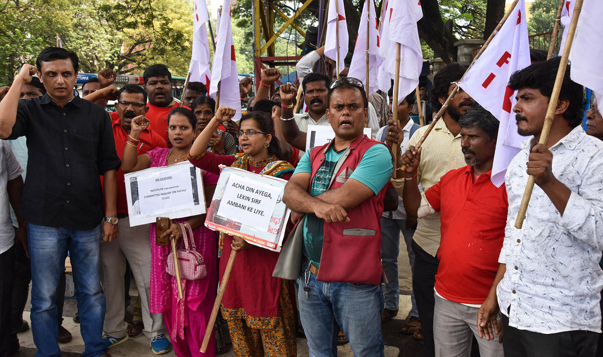 ರಫೆಲ್ ಯುದ್ಧ ವಿಮಾನ ಖರೀದಿಯಲ್ಲಿ ಹಗರಣ ನಡೆದಿದ್ದು, ತನಿಖೆಗೆ ಸಂಸತ್ತಿನ ಜಂಟಿ ಸದನ ಸಮಿತಿ ರಚಿಸಬೇಕು ಎಂದು ಒತ್ತಾಯಿಸಿ ಭಾರತ ಪ್ರಜಾಸತ್ತಾತ್ಮಕ ಯುವಜನ ಫೆಡರೇಷನ್ (ಡಿವೈಎಫ್‌ಐ) ಕಾರ್ಯಕರ್ತರು ಮೈಸೂರು ಬ್ಯಾಂಕ್ ವೃತ್ತದಲ್ಲಿ ಗುರುವಾರ ಪ್ರತಿಭಟನೆ ನಡೆಸಿದರು – ಪ್ರಜಾವಾಣಿ ಚಿತ್ರ