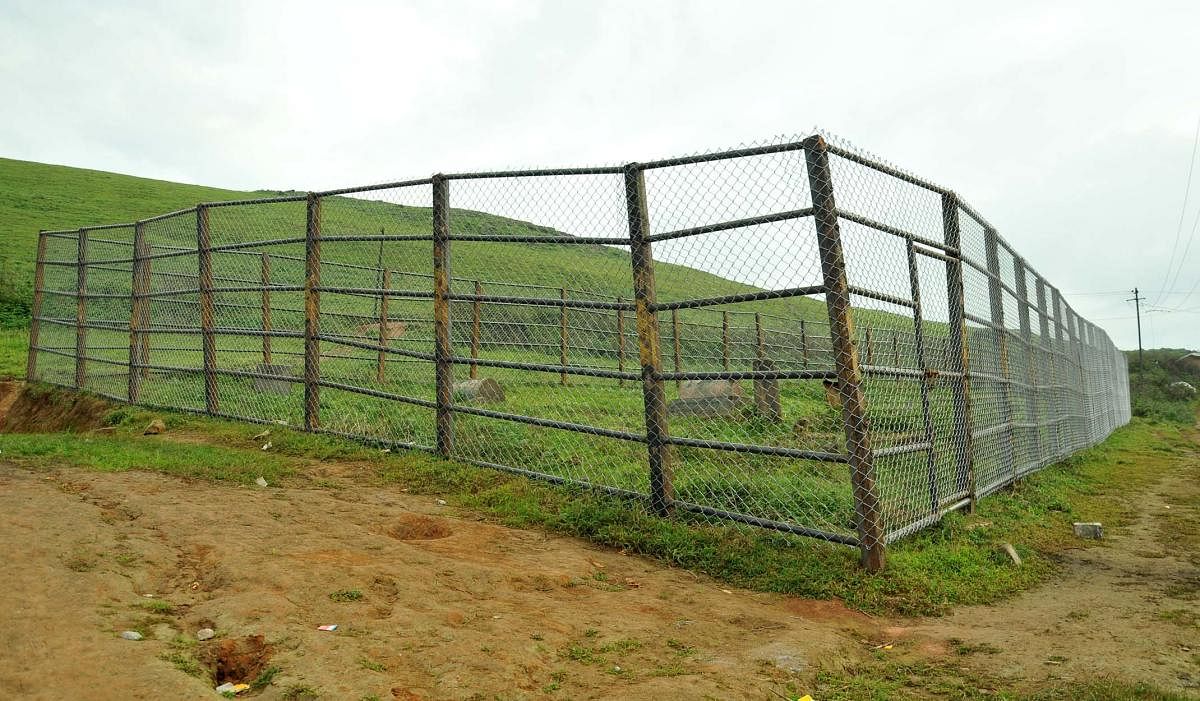 ಚೈನ್‌ಲಿಂಕ್‌ ಮೆಷ್‌ ಅಳವಡಿಸಿರುವ ಬೇಲಿ