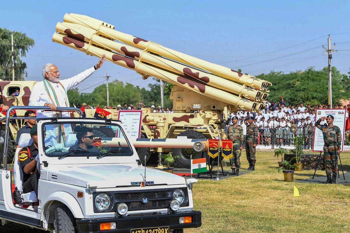 ರಾಜಸ್ಥಾನದ ಜೋಧಪುರದಲ್ಲಿ ‘ಪರಿಕ್ರಮ ಪರ್ವ‘ದ ಅಂಗವಾಗಿ ಹಮ್ಮಿಕೊಂಡಿದ್ದ ಸೇನಾ ಸಾಧನಗಳ ಪ್ರದರ್ಶನದ ನಂತರ ಪ್ರಧಾನಿ ನರೇಂದ್ರ ಮೋದಿ ಅವರು ಯೋಧರಿಂದ ಗೌರವರಕ್ಷೆ ಸ್ವೀಕರಿಸಿದರು ಪಿಟಿಐ ಚಿತ್ರ