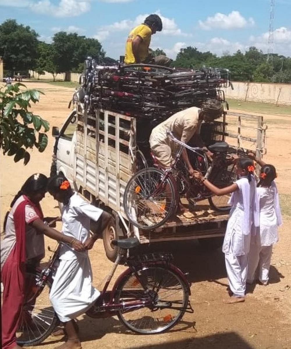 ಹೊಸಪೇಟೆ ತಾಲ್ಲೂಕಿನ ಸರ್ಕಾರಿ ಬಾಲಕಿಯರ ಪ್ರೌಢಶಾಲೆಯ ವಿದ್ಯಾರ್ಥಿನಿಯರಿಂದ ಶನಿವಾರ ವಾಹನದಲ್ಲಿ ತಂದಿದ್ದ ಬೈಸಿಕಲ್‌ಗಳನ್ನು ಕೆಳಗೆ ಇಳಿಸಿಕೊಳ್ಳುತ್ತಿರುವುದು