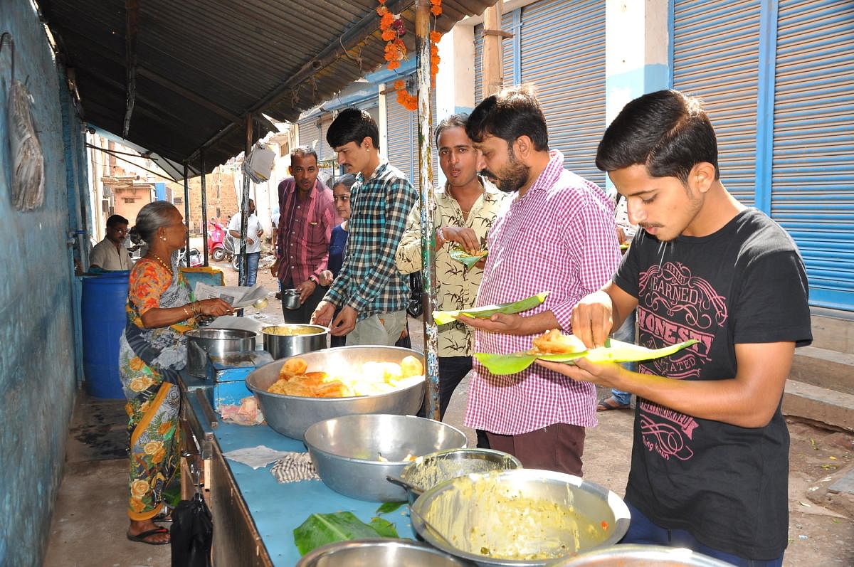 ಗ್ರಾಹಕರಿಗೆ ಉಪಾಹಾರ ಕೊಡುತ್ತಿರುವ ಸುಮಂಗಲಮ್ಮ