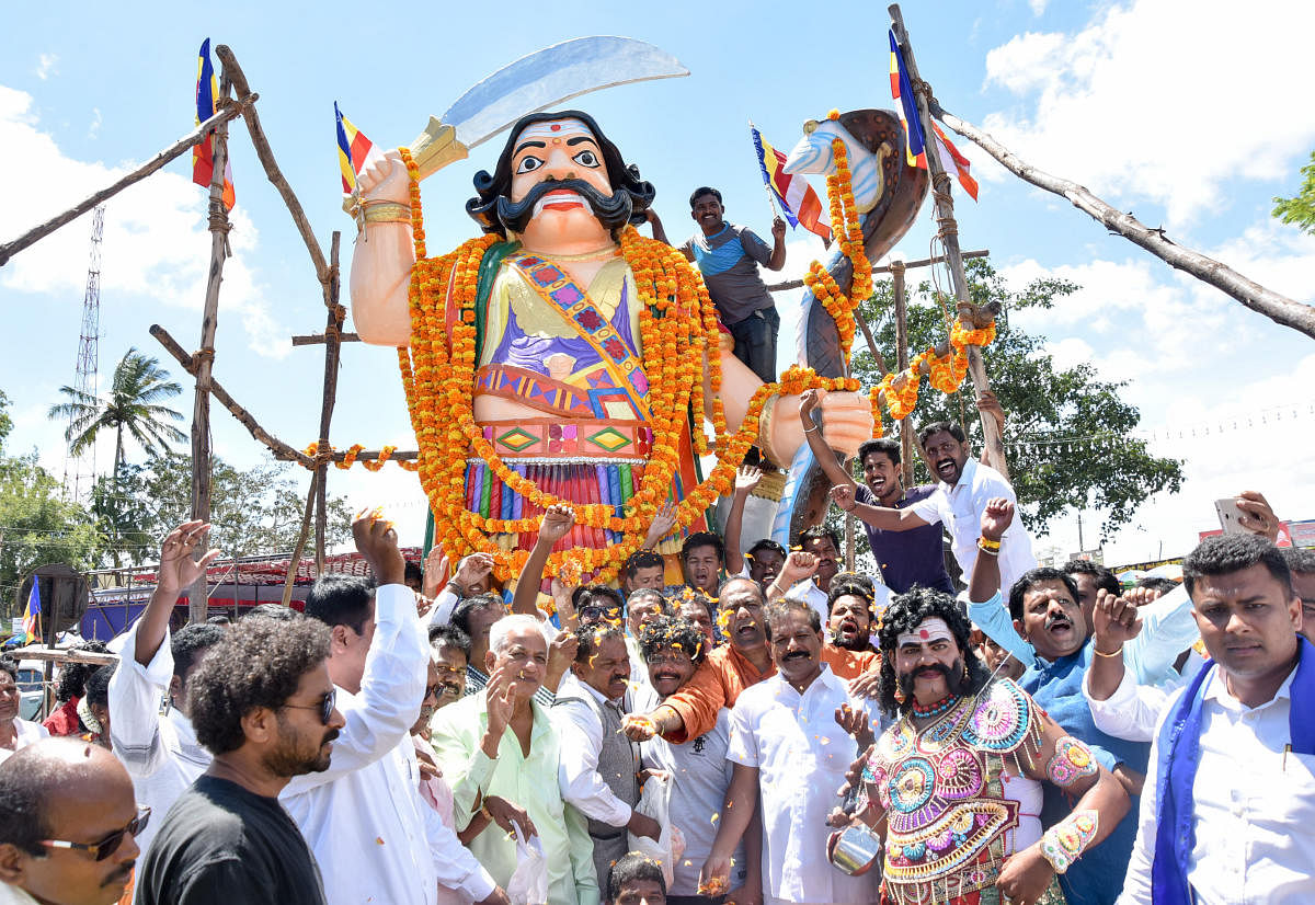 ಮೈಸೂರಿನಲ್ಲಿ ಭಾನುವಾರ ನಡೆದ ‘ಮಹಿಷ ದಸರ ಕಾರ್ಯಕ್ರಮ’ದಲ್ಲಿ ಸಾಹಿತಿ ಪ್ರೊ.ಕೆ.ಎಸ್‌.ಭಗವಾನ್, ಪತ್ರಿಕೋದ್ಯಮ ಪ್ರಾಧ್ಯಾಪಕ ಬಿ.‍ಪಿ.ಮಹೇಶಚಂದ್ರ ಗುರು, ಕೆ.ಎಸ್‌.ಶಿವರಾಮು ಭಾಗವಹಿಸಿದ್ದರು