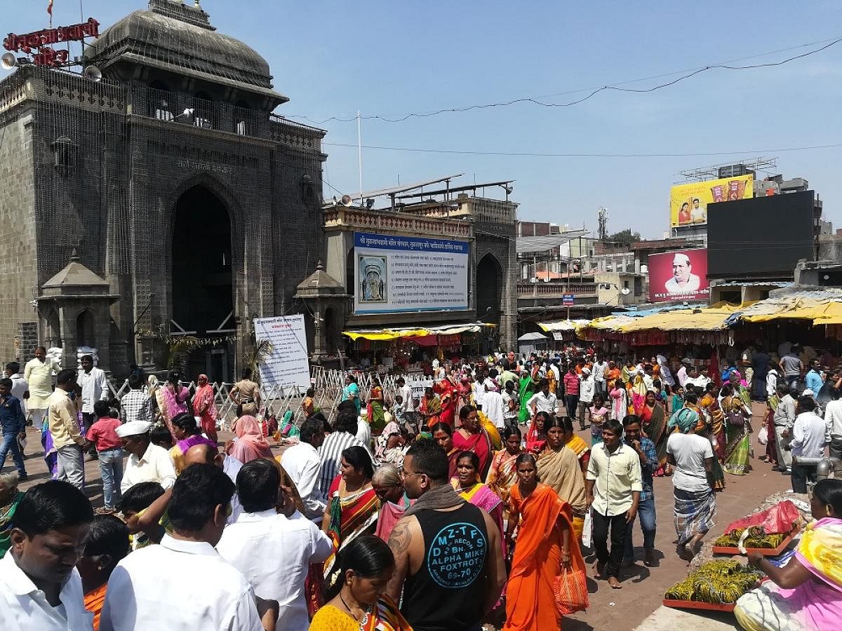 ತುಳಜಾಪುರದ ಅಂಬಾಭವಾನಿ ದೇಗುಲದ ಆವರಣದಲ್ಲಿ ನೆರೆದಿರುವ ಭಕ್ತ ಸಮೂಹ