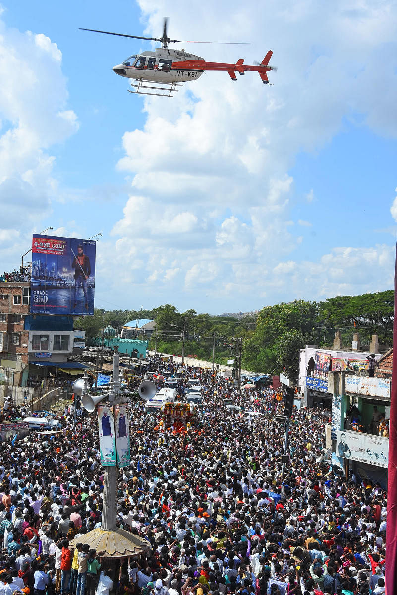 ಚಿತ್ರದುರ್ಗದಲ್ಲಿ ನಡೆಯುತ್ತಿರುವ ಶರಣ ಸಂಸ್ಕೃತಿ ಉತ್ಸವದ ಮೆರವಣಿಗೆಯಲ್ಲಿ ಶಿವಮೂರ್ತಿ ಮುರುಘಾ ಶರಣರಿಗೆ ಹೆಲಿಕಾಪ್ಟರ್‌ ಮೂಲಕ ಪುಷ್ಪವೃಷ್ಟಿ ಸುರಿಯಲಾಯಿತು.ಚಿತ್ರ– ಭವಾನಿ ಮಂಜು