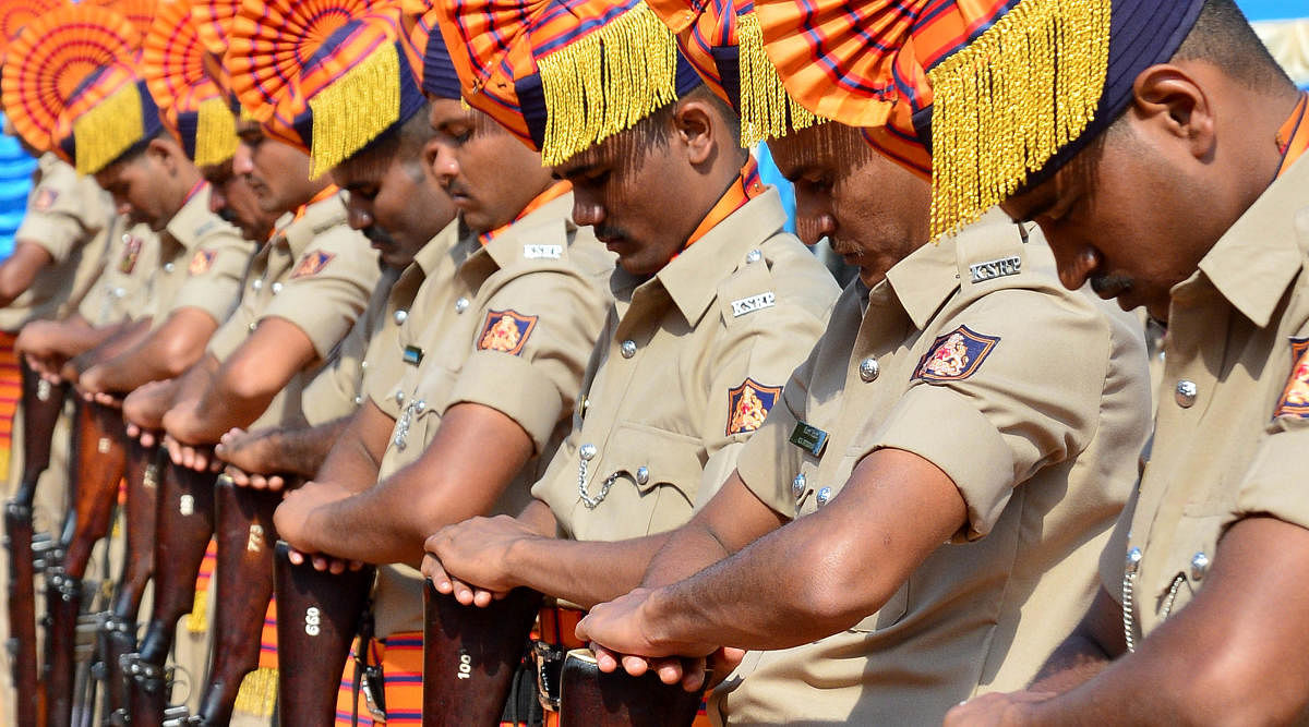 ಕೆಎಸ್‌ಆರ್‌ಪಿ ಸಿಬ್ಬಂದಿ ಹುತಾತ್ಮ ಪೊಲೀಸರಿಗೆ ಗೌರವ ವಂದನೆ ಸಲ್ಲಿಸಿದರು– ಪ್ರಜಾವಾಣಿ ಚಿತ್ರ