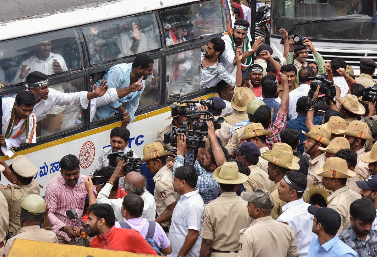 ಬಿಜೆಪಿ ಕಚೇರಿಗೆ ಮುತ್ತಿಗೆ ಹಾಕಲು ಹೊರಟಿದ್ದ ಯುವ ಕಾಂಗ್ರೆಸ್ ಕಾರ್ಯಕರ್ತರನ್ನು ಶೇಷಾದ್ರಿಪುರದ ನಟರಾಜ್ ಚಿತ್ರಮಂದಿರ ಬಳಿ ವಶಕ್ಕೆ ಪಡೆದ ಪೊಲೀಸರು, ಬಸ್ಸಿನಲ್ಲಿ ಕರೆದೊಯ್ದರು – ಪ್ರಜಾವಾಣಿ ಚಿತ್ರ